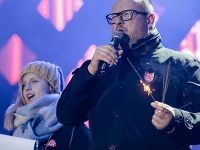 Poľský starosta počas vystúpenia na pódiu, kde ho neskôr dobodali. Poľský starosta počas vystúpenia na pódiu, kde ho neskôr dobodali.