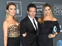 Antonio Banderas zavítal do spoločnosti s dvoma sexicami. Antonio Banderas zavítal do spoločnosti s dvoma sexicami.