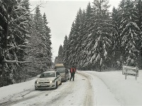 Sneženie a poľadovica komplikujú dopravnú situáciu v Žilinskom kraji.