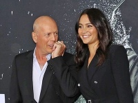 Bruce Willis sa pochválil svojou sexi manželkou. Bruce Willis sa pochválil svojou sexi manželkou.
