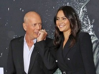 Bruce Willis sa pochválil svojou sexi manželkou.