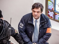 Mariana Kočnera priviezli s putami na rukách na Špecializovaný trestný súd v Banskej Bystrici. Sprísnili mu väzbu. 
