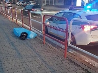 Muž skolaboval na zastávke Molecova v Bratislave. Muž skolaboval na zastávke Molecova v Bratislave.