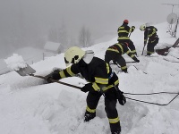 Na severe Slovenska sneh odstraňoval vrtuľník.