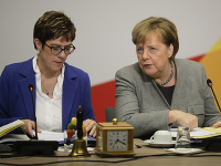 Nemecká kancelárka Angela Merkelová a generálna tajomníčka CDU Annegret Krampová-Karrenbauerová (vľavo). Nemecká kancelárka Angela Merkelová a generálna tajomníčka CDU Annegret Krampová-Karrenbauerová (vľavo).
