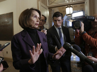 Predsedníčka Snemovne reprezentantov amerického Kongresu Nancy Pelosiová. Predsedníčka Snemovne reprezentantov amerického Kongresu Nancy Pelosiová.