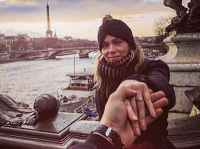 Matej Gális zverejnil fotku, na ktorej sa Mirka Partlová pýši zásnubným prsteňom.
