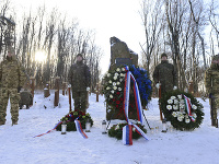 Ministri oboch krajín si uctili pamiatku našich vojakov. Na miesto nehodu prišiel aj jediný preživší kapitán Martin Farkaš. 