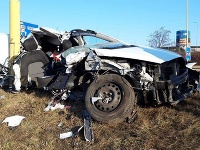 Vozidlo skončilo po náraze do stĺpa roztrhnuté na dve polovice. Vozidlo skončilo po náraze do stĺpa roztrhnuté na dve polovice.