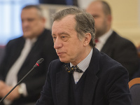 Na snímke kandidát na post ústavného sudcu Ján Drgonec počas vypočutia Ústavnoprávnym výborom NR SR Na snímke kandidát na post ústavného sudcu Ján Drgonec počas vypočutia Ústavnoprávnym výborom NR SR