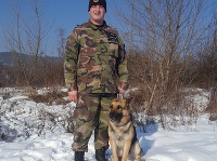 Na snímke psovod Okresného riaditeľstva Policajného zboru z Prievidze Miroslav Hujo spolu so psom Trewisom - vycvičeným na pachové práce Na snímke psovod Okresného riaditeľstva Policajného zboru z Prievidze Miroslav Hujo spolu so psom Trewisom - vycvičeným na pachové práce