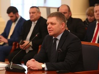Robert Fico na vypočúvaní uchádzačov o kandidatúru na Ústavný súd. Robert Fico na vypočúvaní uchádzačov o kandidatúru na Ústavný súd.