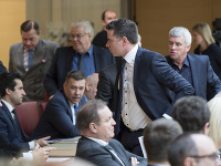 Členovia nemeckej krajne pravicovej strany Alternatíva pre Nemecko (AfD) odchádzajú počas pocty obetiam holokaustu z bavorského krajinského parlamentu. Členovia nemeckej krajne pravicovej strany Alternatíva pre Nemecko (AfD) odchádzajú počas pocty obetiam holokaustu z bavorského krajinského parlamentu.