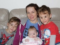 Na nedatovanej snímke je hľadaná Nadežda so svojimi tromi deťmi. 