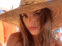 Alessandra Ambrosio je krásna žena. Alessandra Ambrosio je krásna žena.