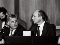 František Mikloško (vpravo) s J. Dienstbierom v predsedníctve 10. schôdze SNR.
