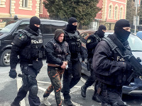 Na snímke eskorta privádza obvineného Vladimíra M. v prípade vraždy exprimátora Hurbanova Lászlóa Basternáka Na snímke eskorta privádza obvineného Vladimíra M. v prípade vraždy exprimátora Hurbanova Lászlóa Basternáka