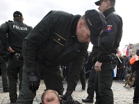 Policajti zatýkajú bývalého vodcu Slovenskej pospolitosti Mariana Kotlebu po tom, čo do mikrofónu zakričal hanlivý pozdrav.