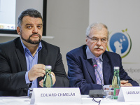 Zľava rektor Akadémie médií Eduard Chmelár a predseda ekonomického výboru pri SOPK Ladislav Vaškovič. 