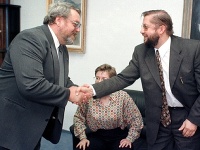 Štefana Harabina (vpravo) víta 29. apríla 1998 v Bratislave pri návšteve Tlačovej agentúry SR jej vtedajší generálny riaditeľ Dušan Kleiman.