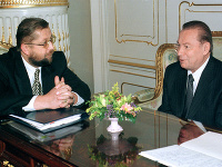 Bývalý prezident SR Rudolf Schuster (vpravo) 12. januára 2000 v Prezidentskom paláci v Bratislave prijal predsedu Najvyššieho súdu SR Štefana Harabina.