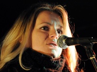 Na snímke za predstaviteľov občianskej iniciatívy "Skládka nepatrí do mesta" vystúpila 15. februára 2008 s prejavom Zuzana Čaputová.