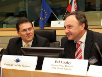Pál Csáky a Maroš Šefčovič na zasadnutí medzinárodnej konferencie "Slovenské regióny - ich perspektívy a potenciál" počas Týždňa Slovenska vo Výbore regiónov Európskej únie v Bruseli, 25. apríl 2006.