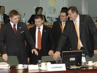 Robert Fico, Ján Počiatek, Maroš Šefčovič a Ján Kubiš prichádzajú na zasadnutie Európskej rady 8. marca 2007 v Bruseli.