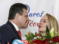 Maroš Šefčovič s manželkou Helenou počas tlačovej konferencie, na ktorej oznámil svoje rozhodnutie o ponuke kandidovať na post prezidenta Slovenskej republiky, 18. januára 2019 v Bratislave.