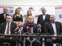 Na snímke vpredu zľava novinár Milan Krajniak, predseda hnutia Sme rodina Boris Kollár a hovorca hnutia Peter Pčolinský, horný rad zľava Ľudovít Goga, Adriana Pčolinská, Petra Krištúfková a Peter Marček počas tlačového brífingu v centrále strany Na snímke vpredu zľava novinár Milan Krajniak, predseda hnutia Sme rodina Boris Kollár a hovorca hnutia Peter Pčolinský, horný rad zľava Ľudovít Goga, Adriana Pčolinská, Petra Krištúfková a Peter Marček počas tlačového brífingu v centrále strany