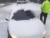 Vodič dostal pokutu za neočistené auto od snehu. Vodič dostal pokutu za neočistené auto od snehu.