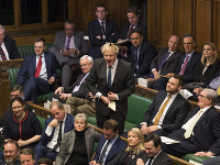 Boris Johnson sa počas rozpravy obracia na parlamentnú schôdzku. Boris Johnson sa počas rozpravy obracia na parlamentnú schôdzku.