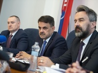 Zľava námestník generálneho prokurátora SR Peter Šufliarsky, generálny prokurátor SR Jaromír Čižnár a prvý námestník generálneho prokurátora SR René Vanek.