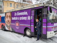 Autobus, s ktorým vedie predvolebnú kampaň Štefan Harabin Autobus, s ktorým vedie predvolebnú kampaň Štefan Harabin