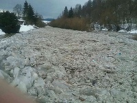 Na rieke Kysuca sa na tomto mieste nahromadili ľadové kryhy.