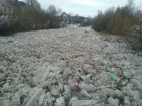 Na rieke Kysuca sa na tomto mieste nahromadili ľadové kryhy. Na rieke Kysuca sa na tomto mieste nahromadili ľadové kryhy.