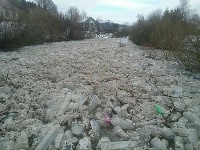 Na rieke Kysuca sa na tomto mieste nahromadili ľadové kryhy.