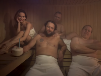 Neskôr si spolu užívajú relax v saune.