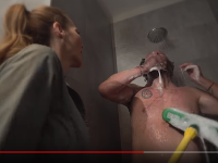 Andrea Verešová v sprche doslova pucuje neznámeho nahého muža.