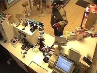 Polícia hľadá páchateľa, ktorý lúpežne prepadol čerpaciu stanicu Polícia hľadá páchateľa, ktorý lúpežne prepadol čerpaciu stanicu