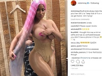 Nicki Minaj ukázala fanúšikom svoje holé prsia. 