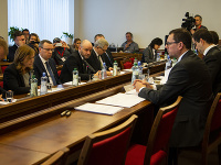 Členovia Ústavnoprávneho výboru Národnej rady SR počas rokovania. Členovia Ústavnoprávneho výboru Národnej rady SR počas rokovania.