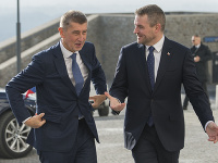 Premiér ČR Andrej Babiš a slovenský premiér Peter Pellegrini počas uvítania. Premiér ČR Andrej Babiš a slovenský premiér Peter Pellegrini počas uvítania.