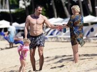 Koncom januára nafotili paparazzi Wladimira Klitschka na dovolenke. Spoločnosť mu robila dcérka a zrejme jeho mama. 