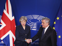 Theresa Mayová a Antonio Tajani
