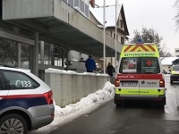 Sanitka pred budovou, v ktorej došlo k vražde. Sanitka pred budovou, v ktorej došlo k vražde.