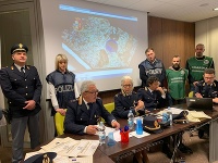 Policajti zatkli obchodníkov so šteniatkami zo Slovenska. 
