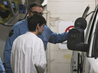 Obvinený 27-ročný Alexandre Bissonnete nastupuje do policajnej dodávky Obvinený 27-ročný Alexandre Bissonnete nastupuje do policajnej dodávky