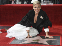 Americká speváčka Pink  pózuje pri svojej hviezde na hollywoodskom Chodníku slávy v Los Angeles
