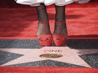 Americká speváčka Pink  pózuje pri svojej hviezde na hollywoodskom Chodníku slávy v Los Angeles